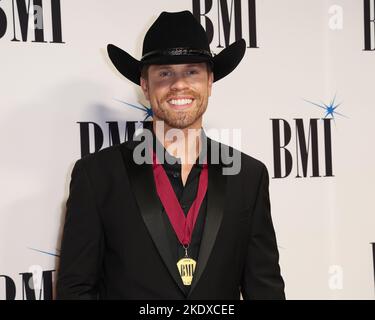 Nashville, USA. 08.. November 2022. Dustin Lynch bei den jährlichen BMI Country Awards 67., die am 8. November 2022 im BMI-Gebäude in Nashville, TN, verliehen wurden. © Curtis Hilbun/AFF-USA.COM Quelle: AFF/Alamy Live News Stockfoto