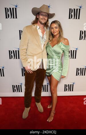 Nashville, USA. 08.. November 2022. Brian Kelley und Brittney Marie Cole kommen bei den jährlichen BMI Country Awards 67. an, die am 8. November 2022 in Nashville, TN, im BMI-Gebäude verliehen wurden. © Curtis Hilbun/AFF-USA.COM Quelle: AFF/Alamy Live News Stockfoto