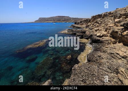 26. Mai 2022, Larnaca, Zypern: Tiefblaues Mittelmeer im Cape Greco National Forest Park am südlichen Ende der Bucht von Famagusta und gehört zur Gemeinde Ayia Napa. Die Republik Zypern steht an einem historischen und kulturellen Scheideweg zwischen Europa und Asien. Seine Hauptstädte - die Hauptstadt von Nikosia, Limassol, Famagusta und Paphos haben die Einflüsse von Generationen von Eroberern, Pilgern und Reisenden absorbiert und haben eine Atmosphäre, die sowohl kosmopolitisch als auch provinziell ist. Heute ist Zypern ein beliebtes Touristenziel für Besucher aus Europa, das von Hochzeitsreisenden bevorzugt wird (Bild: © Ruárid Stockfoto