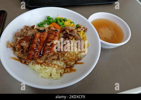 Nahaufnahme Unagi Don, gegrillte Eel-Reisschüssel mit gegrilltem Rindfleisch und Miso-Sojasuppe Stockfoto