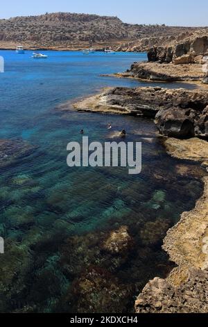 26. Mai 2022, Larnaca, Zypern: Tiefblaues Mittelmeer im Cape Greco National Forest Park am südlichen Ende der Bucht von Famagusta und gehört zur Gemeinde Ayia Napa. Die Republik Zypern steht an einem historischen und kulturellen Scheideweg zwischen Europa und Asien. Seine Hauptstädte - die Hauptstadt von Nikosia, Limassol, Famagusta und Paphos haben die Einflüsse von Generationen von Eroberern, Pilgern und Reisenden absorbiert und haben eine Atmosphäre, die sowohl kosmopolitisch als auch provinziell ist. Heute ist Zypern ein beliebtes Touristenziel für Besucher aus Europa, das von Hochzeitsreisenden bevorzugt wird (Bild: © Ruárid Stockfoto