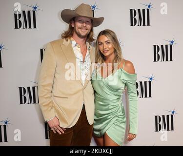 Nashville, USA. 08.. November 2022. Brian Kelley und Brittney Marie Cole kommen bei den jährlichen BMI Country Awards 67. an, die am 8. November 2022 in Nashville, TN, im BMI-Gebäude verliehen wurden. © Curtis Hilbun/AFF-USA.COM Quelle: AFF/Alamy Live News Stockfoto