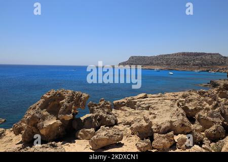 26. Mai 2022, Larnaca, Zypern: Tiefblaues Mittelmeer im Cape Greco National Forest Park am südlichen Ende der Bucht von Famagusta und gehört zur Gemeinde Ayia Napa. Die Republik Zypern steht an einem historischen und kulturellen Scheideweg zwischen Europa und Asien. Seine Hauptstädte - die Hauptstadt von Nikosia, Limassol, Famagusta und Paphos haben die Einflüsse von Generationen von Eroberern, Pilgern und Reisenden absorbiert und haben eine Atmosphäre, die sowohl kosmopolitisch als auch provinziell ist. Heute ist Zypern ein beliebtes Touristenziel für Besucher aus Europa, das von Hochzeitsreisenden bevorzugt wird (Bild: © Ruárid Stockfoto