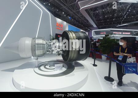 ZHUHAI, CHINA - 9. NOVEMBER 2022 - auf der Airshow China in Zhuha sehen Besucher den hochgedrängten Aero-Turbofan-Motor des Yangtze River 2000 aus China Stockfoto