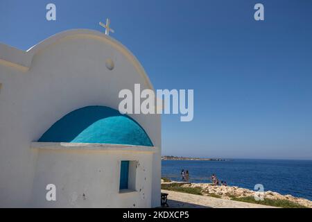 26. Mai 2022, Larnaca, Zypern: Die Agioi Anargyroi Kirche am Kap Greco liegt am Rande einer vertikalen Felsklippe über dem Meer. Es ist den Heiligen Kosmas und Damianos gewidmet. Unterhalb der Kapelle befindet sich eine Höhle mit dem heiligen Wasser der Heiligen. Die Republik Zypern steht an einem historischen und kulturellen Scheideweg zwischen Europa und Asien. Seine Hauptstädte - die Hauptstadt von Nikosia, Limassol, Famagusta und Paphos haben die Einflüsse von Generationen von Eroberern, Pilgern und Reisenden absorbiert und haben eine Atmosphäre, die sowohl kosmopolitisch als auch provinziell ist. (Bild: © Ruaridh Stewart/ZUMA Press Wire Stockfoto