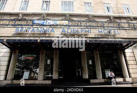 Datei-Foto vom 26/07/06 des Britannia Adelphi Hotels in Liverpool, das 10. in Folge zur schlechtesten Hotelkette Großbritanniens gehört. Die Hotels des Unternehmens haben in den Kategorien Sauberkeit, Bettenkomfort und Preis-Leistungs-Verhältnis in der jährlichen Umfrage der Verbrauchergruppe „welche?“ nur zwei von fünf Sternen bewertet. Ausgabedatum: Mittwoch, 9. November 2022. Stockfoto