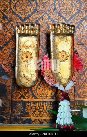 Buddha-Statue in der Haltung der Feuerbestattung eines alten thailändischen Tempels Stockfoto