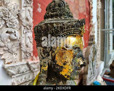 thai-Stil vergoldet durch Blattgold in buddha-Statue Stockfoto