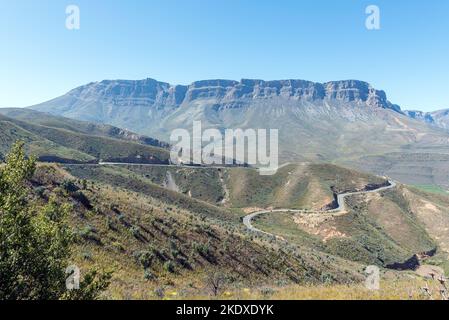 Fahrzeuge sind auf dem Gydo Pass in der Nähe von Ceres in der Provinz Western Cape zu sehen. Der Theronsberg ist sichtbar Stockfoto