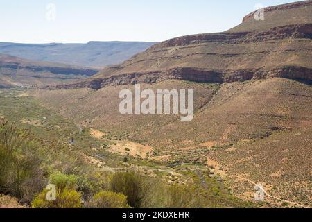 Blick hinunter in das Tal kurz bevor die Straße Wupperthal in den Cederberg Bergen in Südafrika erreicht Stockfoto