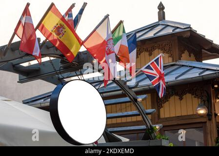 Straßenbeschilderung Lichtkasten Schild mit Flaggen der europäischen Länder. Rundes Schild, Modell für Firmennamen oder Firmenlogo, außen. Kreisförmiges Café, Restaurant Stockfoto