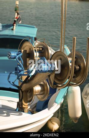 Fischernetz Winden auf dem Deck Boote . Nahaufnahme. Stockfoto