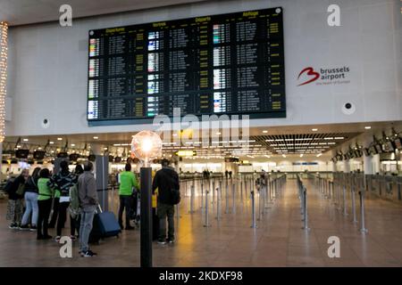 Die Abbildung zeigt die Anounzementtafel in der Abflughalle des Flughafens Brüssel während eines nationalen Aktionstages aller verschiedenen Gewerkschaften, am Mittwoch, dem 09. November 2022, in Brüssel. Der Aktionstag gilt für alle öffentlichen und privaten Dienste. BELGA FOTO HATIM KAGHAT Stockfoto