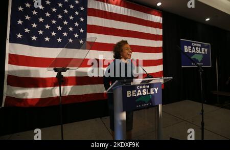 Raleigh, North Carolina, USA. 9.. November 2022. Der Demokrat Cheri Beasley spricht mit Unterstützern, nachdem er dem Republikaner Ted Budd beim Rennen im Senat von North Carolina im Sheraton Raleigh Hotel zugesagt hat. North Carolina spielte eine wichtige Rolle bei dem Ergebnis mit dem Rennen um den erfolgreichen Ruhestand US-Senator Richard Burr, ein Republikaner. (Bild: © Bob Karp/ZUMA Press Wire) Bild: ZUMA Press, Inc./Alamy Live News Stockfoto