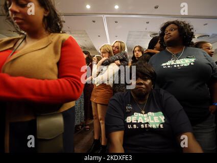 Raleigh, North Carolina, USA. 9.. November 2022. Die Anhänger trösten sich gegenseitig, als der Demokrat Cheri Beasley nach dem Zugeständnisse an den Republikaner Ted Budd beim Rennen im Senat von North Carolina im Sheraton Raleigh Hotel spricht. North Carolina spielte eine wichtige Rolle bei dem Ergebnis mit dem Rennen um den erfolgreichen Ruhestand US-Senator Richard Burr, ein Republikaner. (Bild: © Bob Karp/ZUMA Press Wire) Bild: ZUMA Press, Inc./Alamy Live News Stockfoto