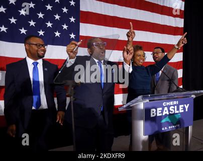 Raleigh, North Carolina, USA. 9.. November 2022. CURTIS OWENS und die Demokratin CHERI BEASLEY tanzen zur Musik, während ihre Zwillingsöhne sich um sie kümmern, nachdem sie mit Unterstützern gesprochen hat, nachdem sie dem Republikaner Ted Budd beim Rennen im Senat von North Carolina im Sheraton Raleigh Hotel zugesagt hat. North Carolina spielte eine wichtige Rolle bei dem Ergebnis mit dem Rennen um den erfolgreichen Ruhestand US-Senator Richard Burr, ein Republikaner. (Bild: © Bob Karp/ZUMA Press Wire) Bild: ZUMA Press, Inc./Alamy Live News Stockfoto
