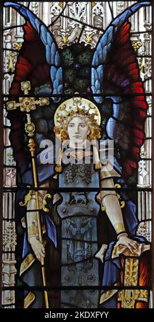 Buntglasfenster von Percy Bacon & Brothers mit Darstellung von St. Michael, St. Stephen's Church, East Twickenham Stockfoto