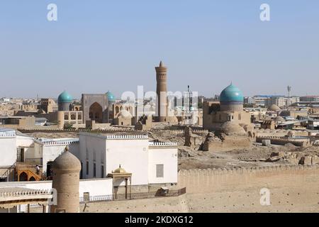 Ark und Bukhara Historic Centre, vom Wasserturm aus gesehen, Registan, Historic Centre, Bukhara, Provinz Bukhara, Usbekistan, Zentralasien Stockfoto
