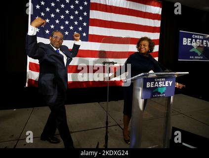 Raleigh, North Carolina, USA. 9.. November 2022. CURTIS OWENS, Ehemann der Demokraten CHERI BEASLEY, kommt zu Jubel, als sie mit Unterstützern spricht, nachdem sie dem Republikaner Ted Budd beim Rennen im Senat von North Carolina im Sheraton Raleigh Hotel zugesagt hat. North Carolina spielte eine wichtige Rolle bei dem Ergebnis mit dem Rennen um den erfolgreichen Ruhestand US-Senator Richard Burr, ein Republikaner. (Bild: © Bob Karp/ZUMA Press Wire) Bild: ZUMA Press, Inc./Alamy Live News Stockfoto