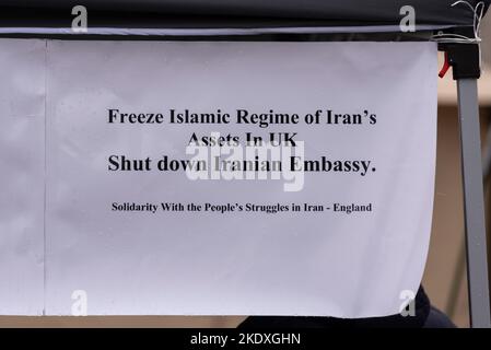 Protestbotschaft gegen das iranische Regime. Einfrieren des islamischen Regimes von iranischen Vermögenswerten in Großbritannien. Die iranische Botschaft wird geschlossen. Solidarität mit den Kämpfen der Menschen Stockfoto