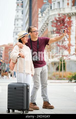 Multirassische Touristen, die zusammen ein Selfie machen. Stockfoto