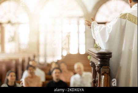 Gemeinde, Religion und Glaube mit Priester, in der Kirche und Predigt Predigt, Sprechen und Geistliche. Führen, reden und mit Menschen in Kontakt treten Stockfoto