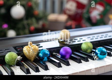 Neujahrskomposition auf einem musikalischen Synthesizer. Lichter einer Girlande. Frohe Weihnachten Grußkarte. Frohes Neues Jahr Stockfoto