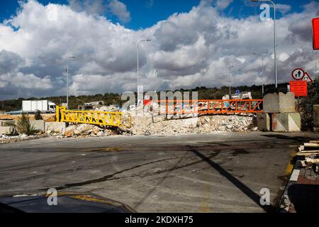 Qalqilya, Palästina. 8.. November 2022. Der Eingang zum Dorf Azzun, nachdem die israelische Armee es mit Erdhügeln und eisernen Toren blockierte. Die israelische Armee schloss das Tor des Dorfes Azzun, östlich der Stadt Kalqilya im Westjordanland, nachdem palästinensische Jugendliche Steine auf die Fahrzeuge jüdischer Siedler geworfen hatten. Die israelische Armee teilte mit, dass ein israelischer Siedler aus der Siedlung Kedumim infolge seiner Wunden getötet wurde, die er erlitten hatte, nachdem er von einem Palästinenser erstochen wurde. (Bild: © Nasser Ishtayeh/SOPA Images via ZUMA Press Wire) Stockfoto