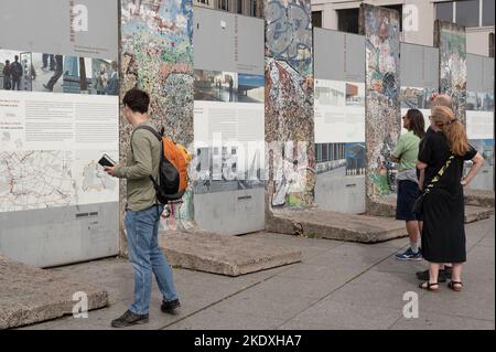 Berlin, Deutschland. 22. August 2022. Einige Reste der Berliner Mauer werden von Touristen besucht Stockfoto