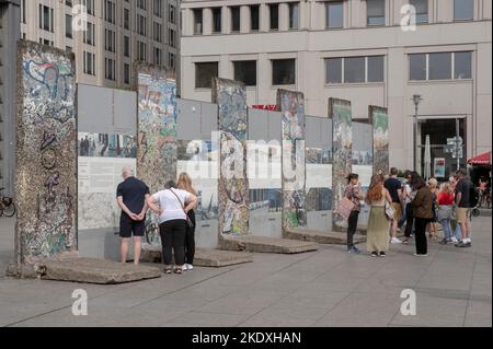 Berlin, Deutschland. 22. August 2022. Einige Reste der Berliner Mauer werden von Touristen besucht Stockfoto