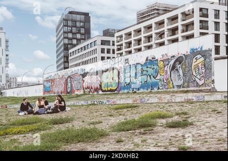 Berlin, Deutschland. 22. August 2022. Einige Reste der Berliner Mauer werden von Touristen besucht Stockfoto