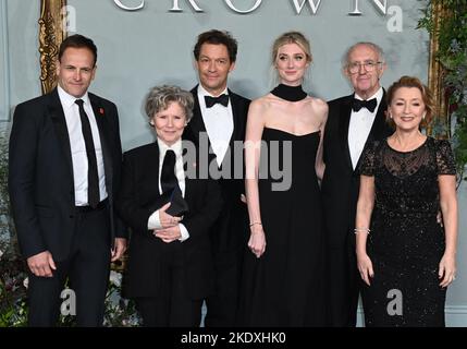 Jonny Lee Miller, Dominic West, Elizabeth Debicki, Imelda Staunton, Jonathan Pryce und Lesley Manville bei der Crown, Staffel 5 Weltpremiere, am 8.. November 2022 in London, Großbritannien. Foto von Stuart Hardy/ABACAPRESS.COM Stockfoto