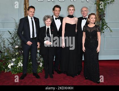 Jonny Lee Miller, Dominic West, Elizabeth Debicki, Imelda Staunton, Jonathan Pryce und Lesley Manville bei der Crown, Staffel 5 Weltpremiere, am 8.. November 2022 in London, Großbritannien. Foto von Stuart Hardy/ABACAPRESS.COM Stockfoto