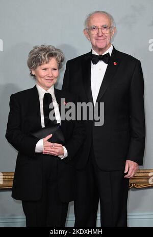 Imelda Staunton und Jonathan Pryce bei der Weltpremiere der fünften Staffel am 8.. November 2022 in London, Großbritannien. Foto von Stuart Hardy/ABACAPRESS.COM Stockfoto