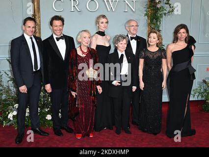 Jonny Lee Miller, Dominic West, Marcia Warren, Elizabeth Debicki, Imelda Staunton, Jonathan Pryce, Lesley Manville, Claudia Harrison bei The Crown, Staffel 5 Weltpremiere, am 8.. November 2022 in London, Großbritannien. Foto von Stuart Hardy/ABACAPRESS.COM Stockfoto