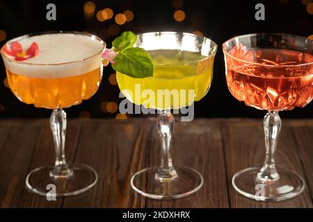 Cocktailauswahl auf dunklem Hintergrund in einem Nachtclub an der Bar, Platz für Text. Klassische Getränkekarte Stockfoto