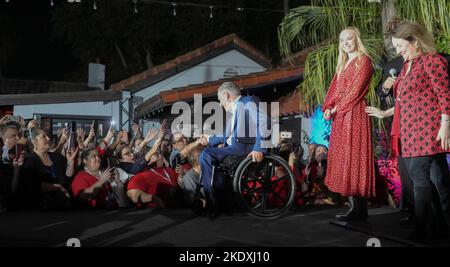 McAllen, Texas, USA. 8.. November 2022. Der Gouverneur von Texas, GREG ABBOTT, schwelgt während einer Wahlbeobachtungsparty in McAllen, Texas, über einen Wiederwahlsieg gegen den demokratischen Herausforderer Beto O'Rourke. Rechts sind die Abbott-Tochter AUDREY ABBOTT und First Lady CECILIA ABBOTT. (Bild: © Bob Daemmrich/ZUMA Press Wire) Bild: ZUMA Press, Inc./Alamy Live News Stockfoto