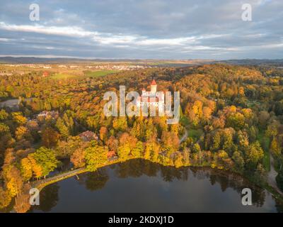 Konopiste mittelalterliche Burg und Konopistsky Wasserreservoir. Benesov, Tschechische Republik. Luftaufnahme von der Drohne. Stockfoto