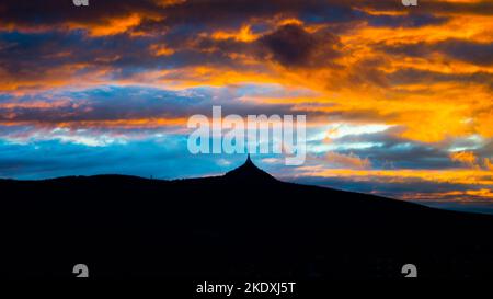 Silhouette des Berges Jested mit dramatischer Wolkenlandschaft bei Sonnenuntergang, Liberec, Tschechische Republik Stockfoto