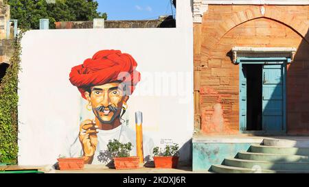 Portrait Gemälde des Mannes auf der Straße von Bhuj, Gujarat, Indien. Stockfoto