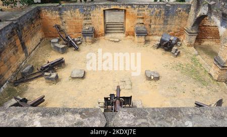 Kanonen aus Messing an der Festungswand des Diu Fort, Indien. Stockfoto