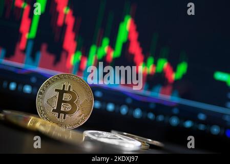 Investitionskonzept für Bitcoin und Kryptowährungen. Bitcoin-Kryptowährungsmünzen. Handel an der Kryptowährungsbörse. Trends bei den Bitcoin-Wechselkursen. Stockfoto