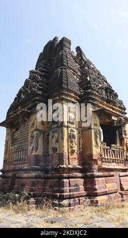 Blick auf den zerstörten Shri Lakheshwar Shiva Tempel, der von der Chalukya-Dynastie erbaut und 2001 von einem Erdbeben in Kera, Bhuj, Gujarat, Indien, zerstört wurde. Stockfoto