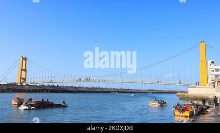 INDIEN, GUJARAT, DWARKA, Oktober 2022, Tourist im Sudama Setu, einer Fußgängerhängebrücke am Fluss Gomati, wurde 2016 eröffnet Stockfoto