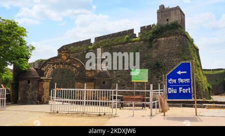 Eingang des Diu Fort erbaut von Portugiesen im Jahr 1535, Diu, Indien. Stockfoto