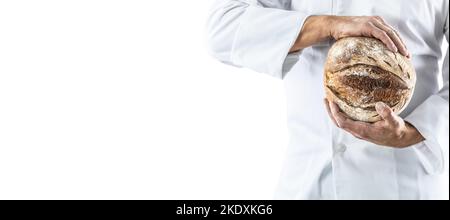Ein knuspriger Laib frisches Brot in den Händen des Bäckers - isoliert auf Weiß. Stockfoto