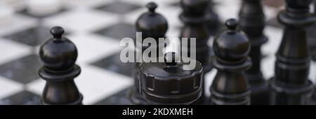 Schachbrett mit Schachfiguren, Schach Kampf weiß gegen schwarz Stockfoto