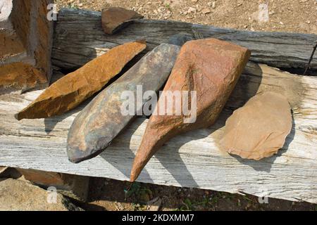 Antike und historische Steinwerkzeuge, die in Südafrika ausgegraben wurden, werden zum Graben von Lebensmitteln und zum Schneiden von Fleisch und Häuten verwendet Stockfoto