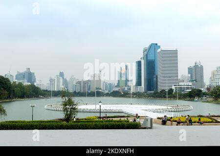 Bangkok, THAILAND - 16. Oktober 2022:Blick auf das Queen Sirikit National Convention Center (QSNCC) am Abend in Bangkok, Thailand Stockfoto