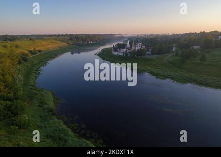 Juli Morgendämmerung an der Wolga. Blick auf das Kloster der Heiligen Himmelfahrt von Staritstsa (Luftaufnahme). Region Twer, Russland Stockfoto